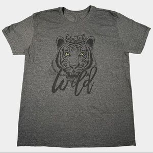 4/$32 Born to be wild 📌 size large dark grey lion front solid back short sleeve